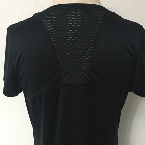 Workout Essential Women’s Under Armour Flyweight Running Top, Medium NWT - Picture 7 of 9